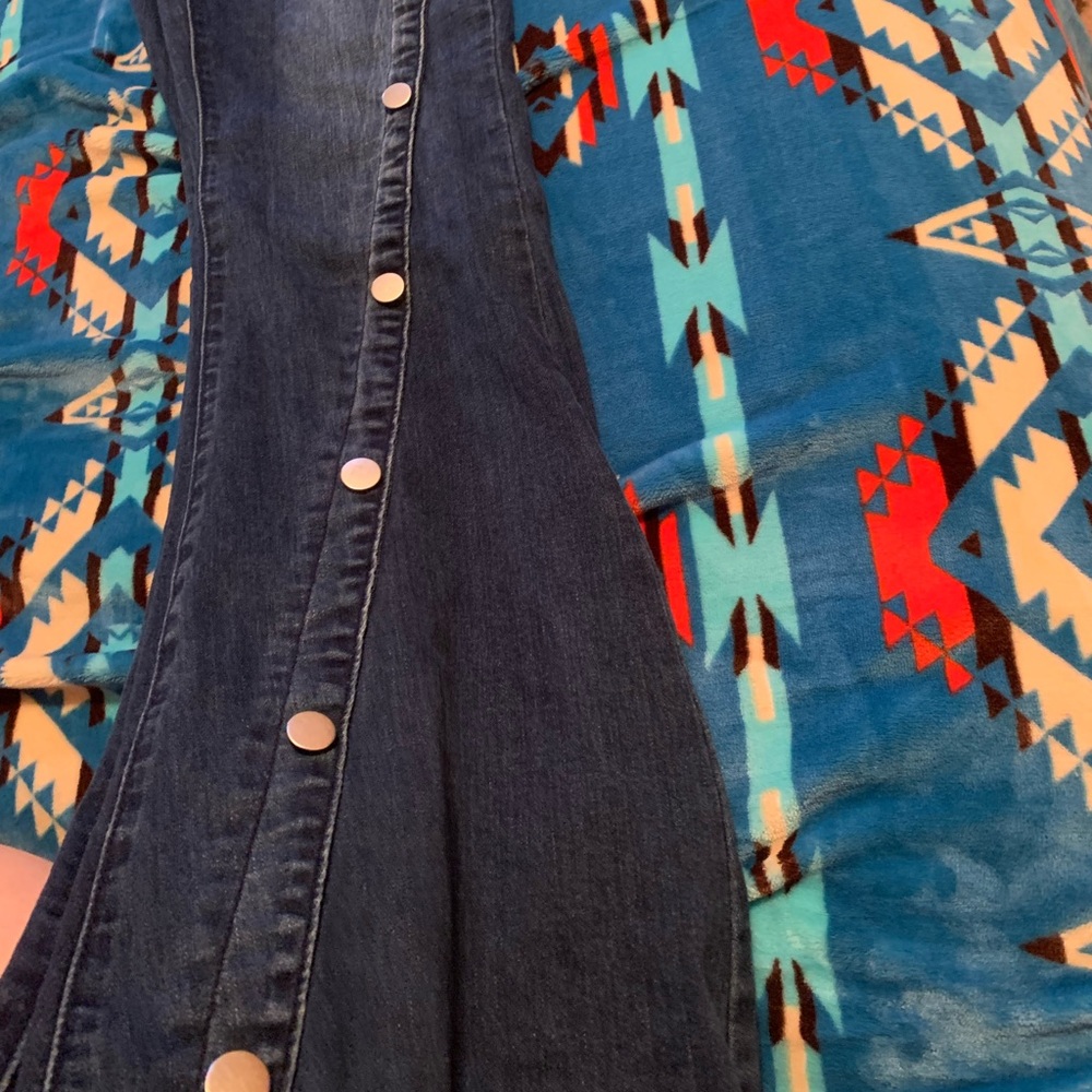super cute fake buttons flare jeans